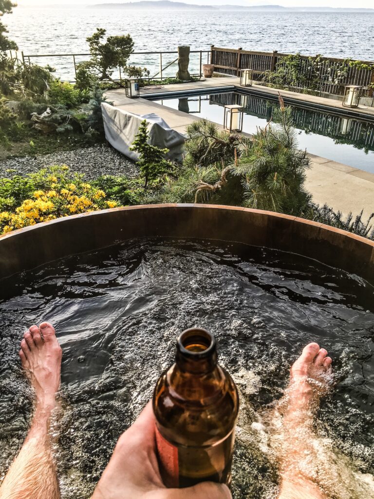 Whirlpool Garten Ideen - Hot tub with bottle of beer.